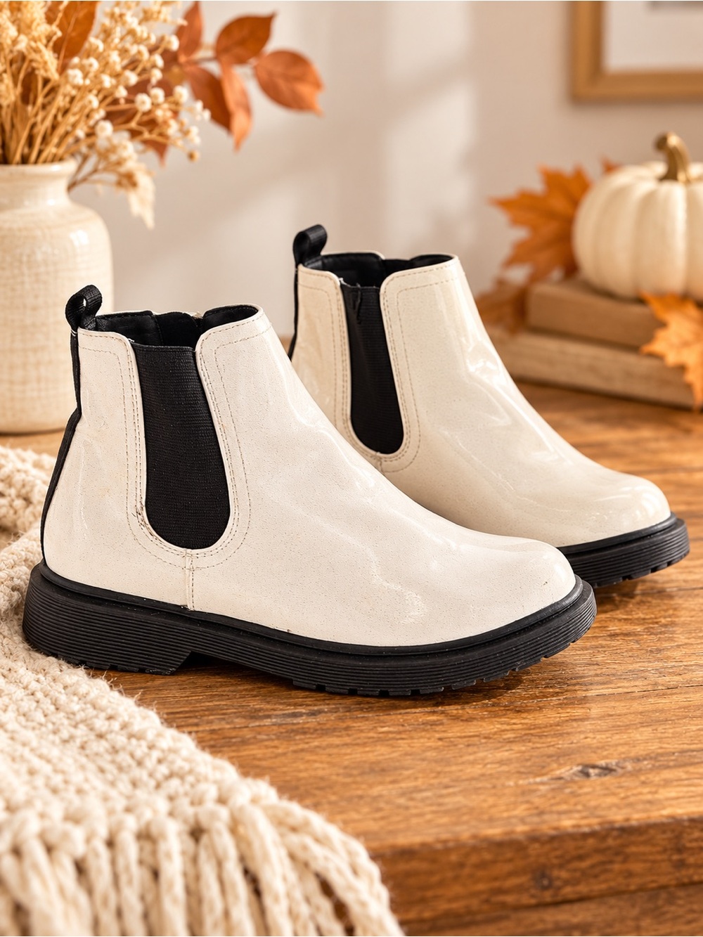 Steve Madden Kids White Chelsea Boots Big Kid Size 4 Black Lug Sole